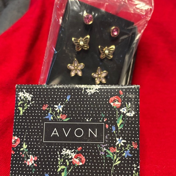 Avon Spring earrings & Kohl’s Christmas earrings. Free silvertone necklace! - Picture 2 of 11